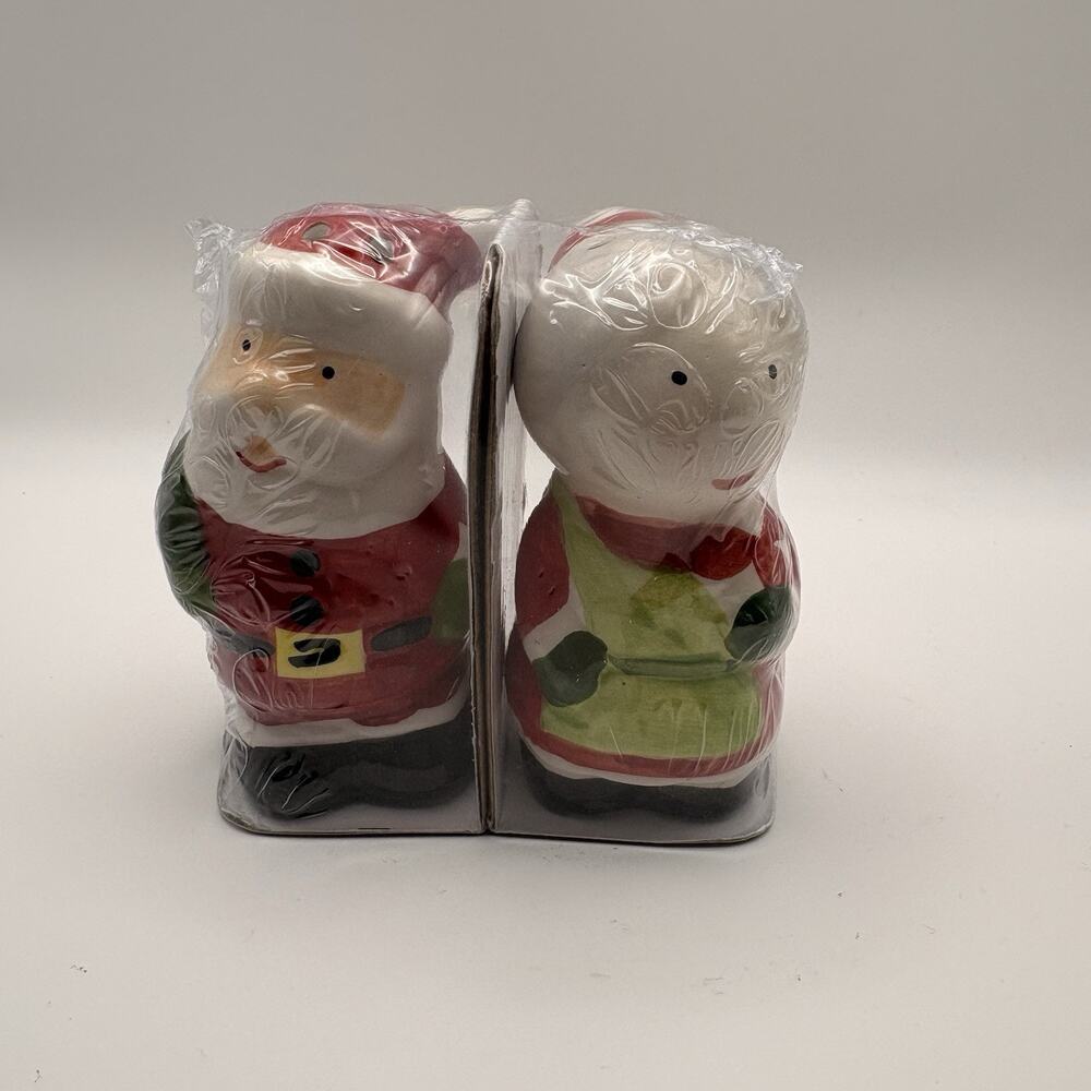 Mr and Mrs Santa Claus Christmas Holiday Salt & Pepper Shaker Set